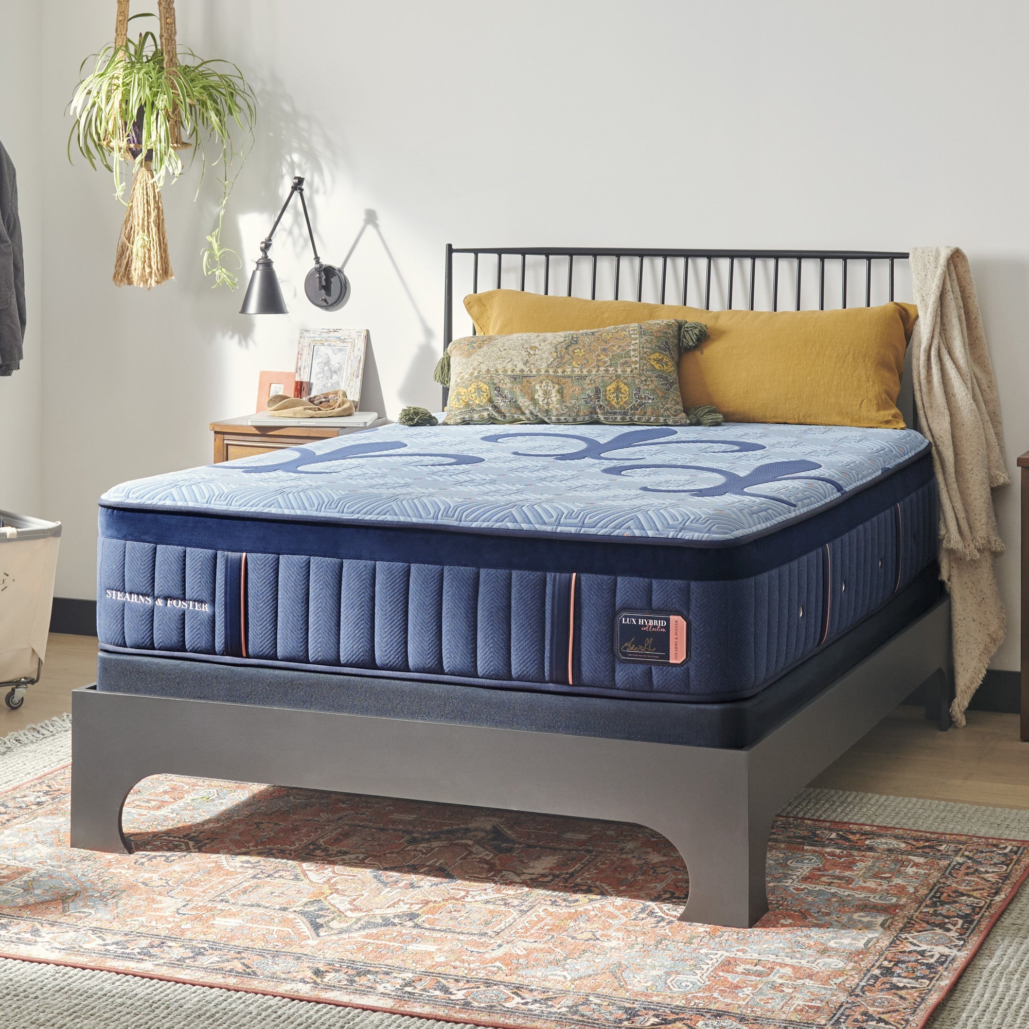 Stearns & Foster Lux Hybrid Firm Mattress - Queen