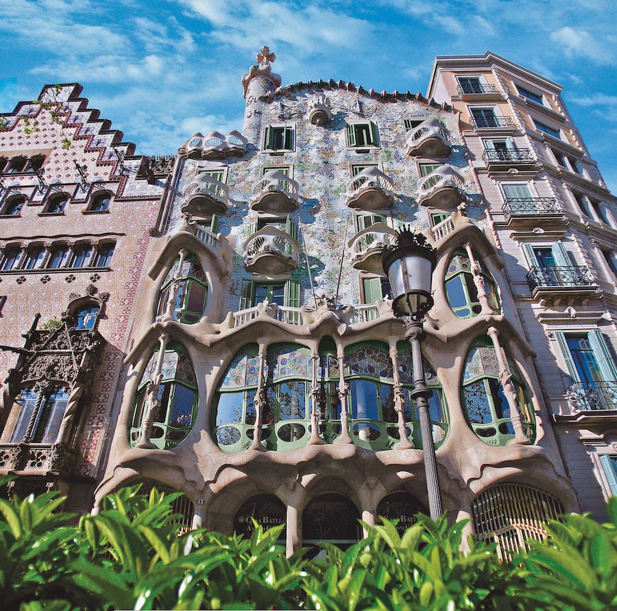 The Masterpiece of the Antoni Gaudi Oeuvre: Casa Batlló – Why Visit the Place and What To Expect